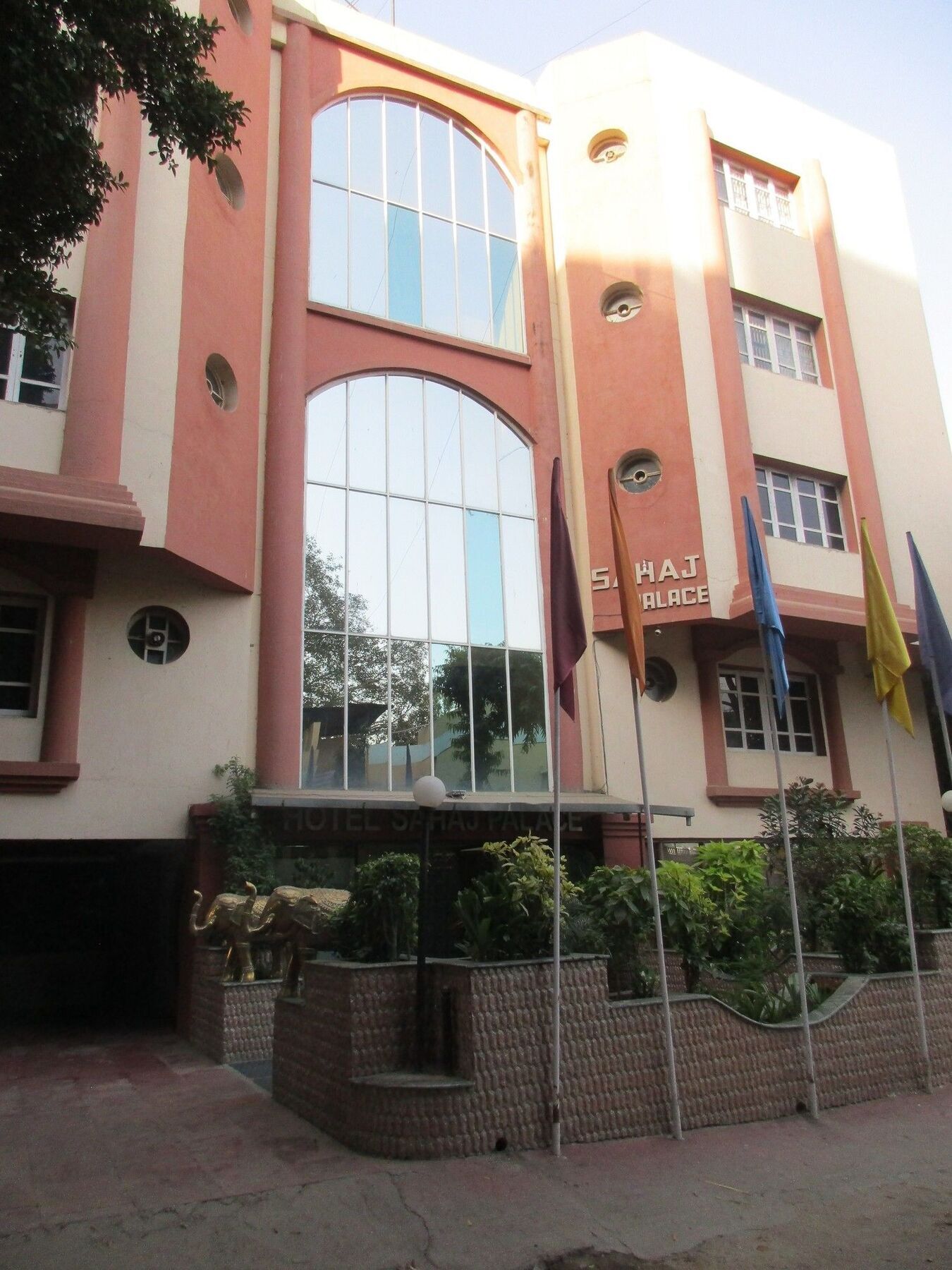 Hotel Sahaj Palace Ahmedabad Buitenkant foto