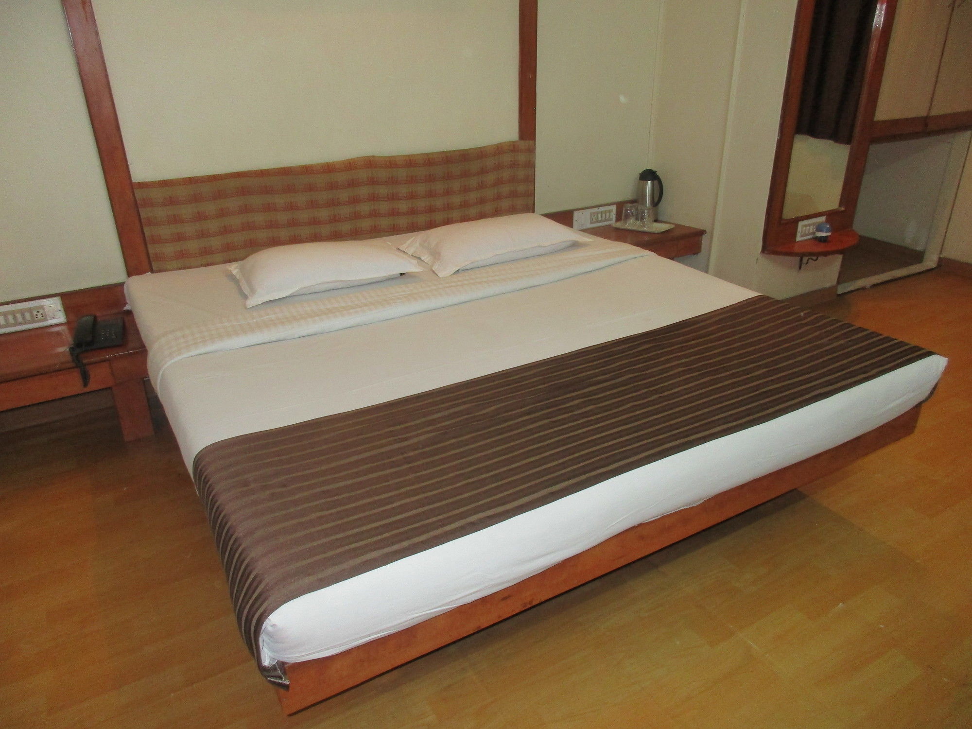 Hotel Sahaj Palace Ahmedabad Buitenkant foto